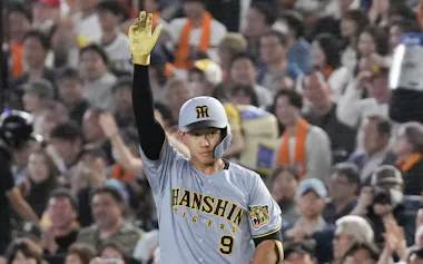 5回、先制2点打を放ち塁上でポーズをとる阪神・立石(23日、東京ドーム)=共同