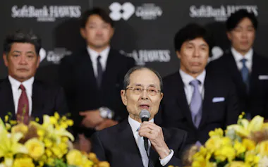 記者会見で話すソフトバンクの王貞治球団会長(23日、福岡市)=共同