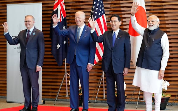 2022年５月、東京でのクアッド首脳会議に参加したアルバニージー氏（左）とモディ氏（右）＝ロイター