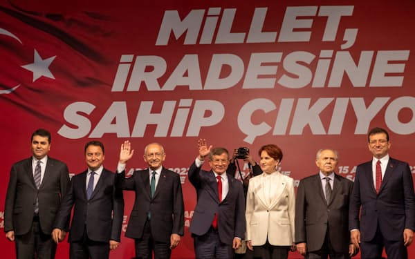 CHPのクルチダルオール氏（左から3人目）、優良党のアクシェネル氏（同5人目）ら６野党の党首（2022年12月、イスタンブール）＝ロイター