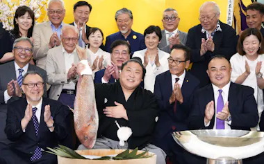 25場所ぶり2度目の優勝を果たし、祝勝会でタイを手にする若隆景(東京都中央区)=共同