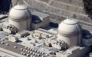関西電力の大飯原子力発電所3号機(右)と4号機(福井県おおい町)