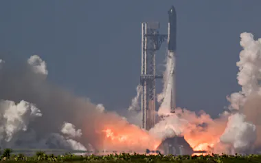 スペースXは22日に世界最大のロケット「スターシップ」を打ち上げ、2段目のロケットの地球帰還を実現させた=ロイター