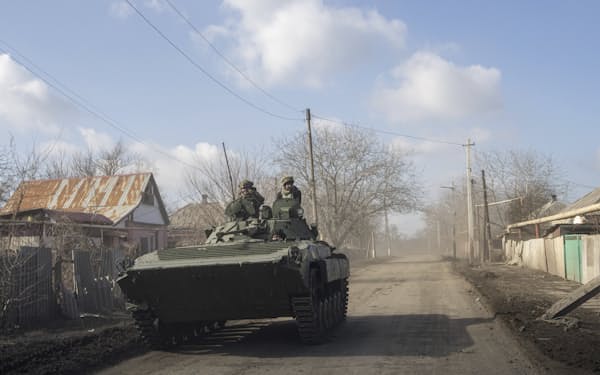 4日、バフムト近くの前線に向かうウクライナ軍=AP