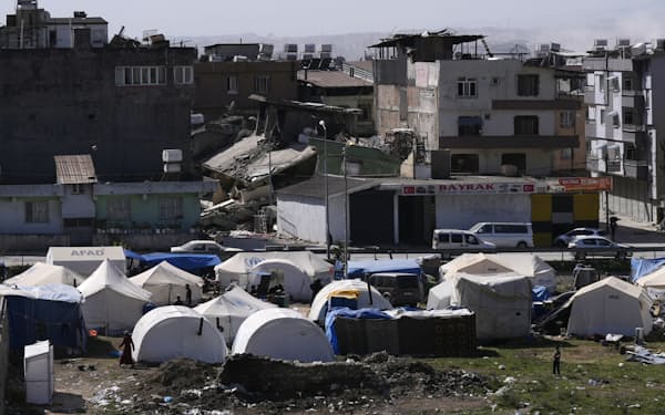 5日、地震で大きな被害が出たトルコ南部ハタイ県アンタキヤに並んだ被災者が暮らすテント（共同）