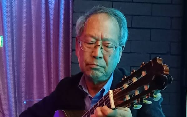 ギターを弾く中村俊一さん（2021年）