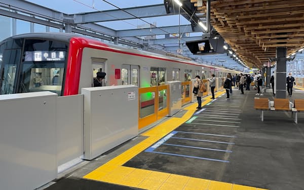 東武鉄道は東武スカイツリーラインなどの路線でホームドアなどを整備する（東京都足立区の竹ノ塚駅）