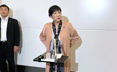 帰国後、取材に応じる小池知事(23日夜、羽田空港)