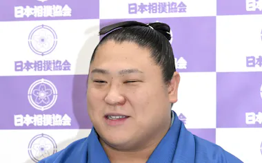 2度目の優勝を果たし、千秋楽から一夜明けの記者会見で笑顔の小結若隆景(25日、両国国技館)=共同