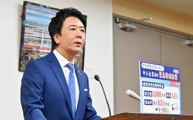 緊急特別融資について説明する福岡市の高島宗一郎市長(25日、福岡市)