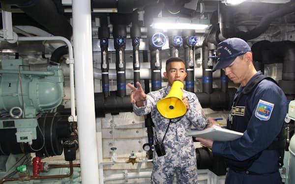 ６日、マニラで、フィリピン沿岸警備隊の訓練を支援する海上保安庁の高橋大亮・上席派遣協力官（右）