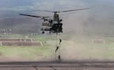 自衛隊のヘリコプター「CH47」から降下する隊員（22年5月28日、東富士演習場）