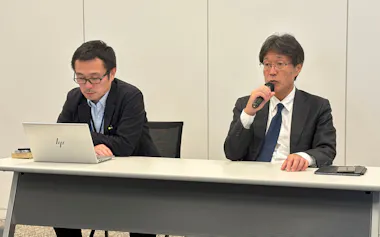 記者会見した原賠機構の吉野連絡調整室長㊨(25日、東京都港区)