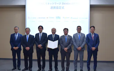 ネットワークに参加する6信金の理事長ら(25日、東京都中野区)