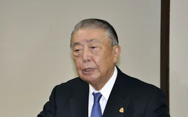 横綱審議委員会後に記者会見する大島理森委員長(25日、両国国技館)=共同
