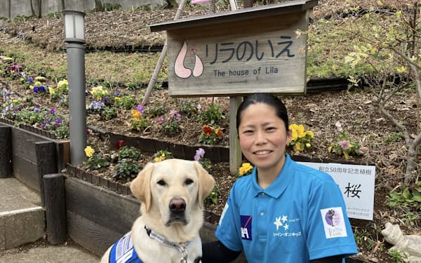 平沢さんは「看護師の経験を犬のトレーニングに生かしたい」と話す（訓練先の横浜市）