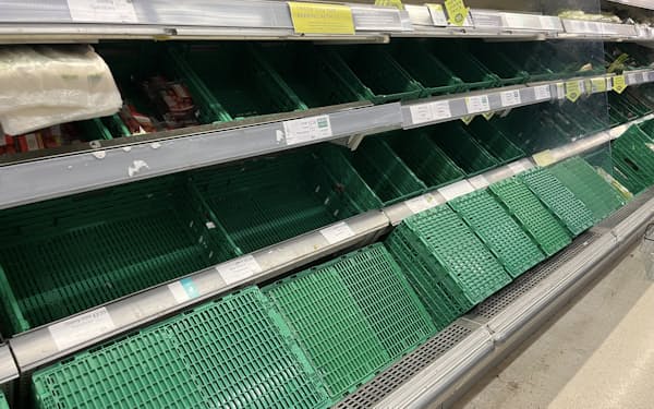 スーパーの売り場ではトマトが一時品薄となった（３月上旬、ロンドン）
