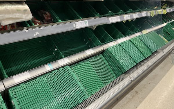 スーパーの売り場ではトマトが一時品薄となった(3月上旬、ロンドン)