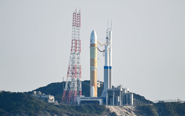 地球観測衛星「だいち3号」を搭載し、打ち上げを待つ次世代大型ロケット「H3」（7日、種子島宇宙センター）