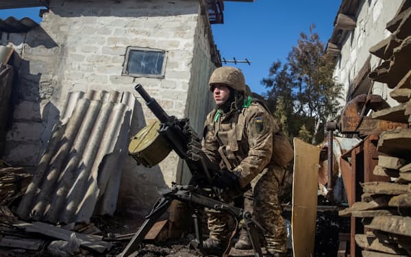 ロシア側の攻撃に反撃をしようとするウクライナの戦闘員（３日、ウクライナ東部ドネツク州のバフムト）＝ロイター