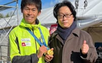 デザインした金メダルを手にする川内さん（左）とともに（2022年12月、三重県松阪市）