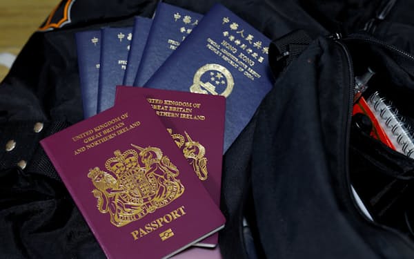 英国海外市民（BNO）旅券（紫）と香港で発給された中国の旅券（2021年撮影）=ロイター