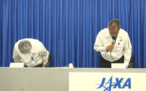 記者会見でおわびするJAXAの山川理事長㊨ら（7日）=YouTubeから