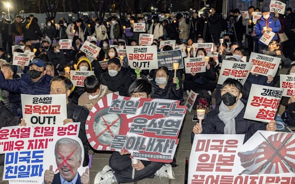 韓国政府が元徴用工問題の解決策を発表した6日夜、ソウルでは反対集会が開かれた