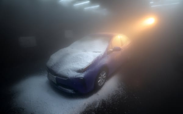 雪、霧、太陽光など様々な気象環境を再現できる「全天候型試験ラボ」＝三村幸作撮影