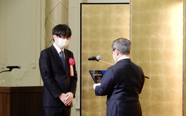 谷口雄一・京都大学高等研究院教授への贈呈式を行った（右が昼馬明理事長。7日、浜松市）
