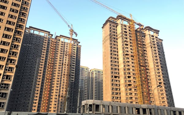 住宅不況の長期化が地方財政を直撃している(1月、山西省太原市で建設工事が中断したままのマンション)