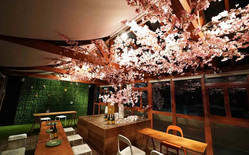 花粉のない室内で桜を見ながら飲食を楽しむ「インドア花見」