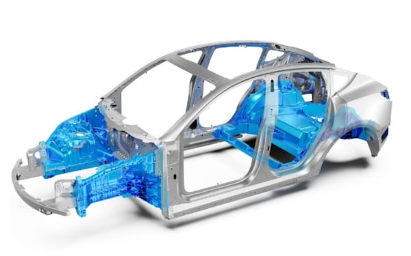 テスラは主力EV「モデルY」の車体で、従来は約170個の部品（青い部分）だったところを、2個のアルミ部品に置き換えた