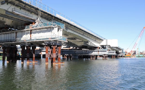高速大師橋の架け替え工事に伴い2週間にわたり一部区間が通行止めになる（22年11月、川崎市）
