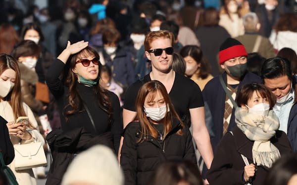 銀座の歩行者天国をマスク姿で歩く人たち（東京・中央）