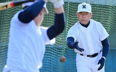 夏の甲子園で2度の優勝を果たした小倉。3月末の定年退職に伴いユニホームを脱ぐ(東京都町田市)