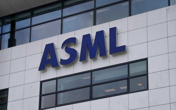 オランダの半導体製造装置メーカーASMLのロゴ（オランダ・アイントホーフェンの本社）=AP
