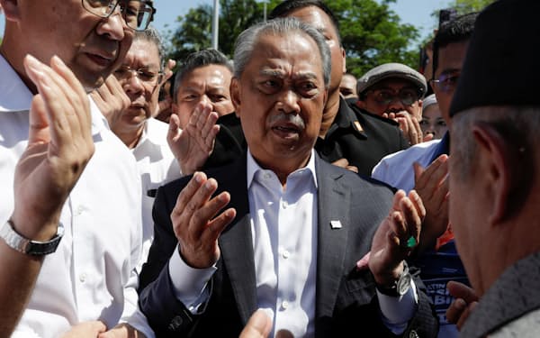 マレーシア汚職防止委員会に出頭したムヒディン元首相（9日、クアラルンプール近郊）＝ロイター