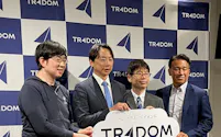 トレーダムペイメントのサービス開始を発表する阪根信一代表取締役(左から2番目、5月)