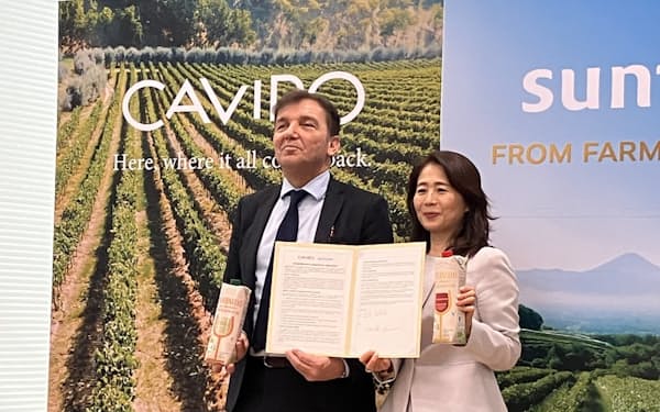 協定を締結したサントリーの吉雄敬子ワインカンパニー社長（右）とカヴィロ社のカルロ・ダルモンテ社長
