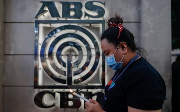 ABS-CBNはドゥテルテ氏と対立し周波数を失った（2020年、マニラ）＝ロイター
