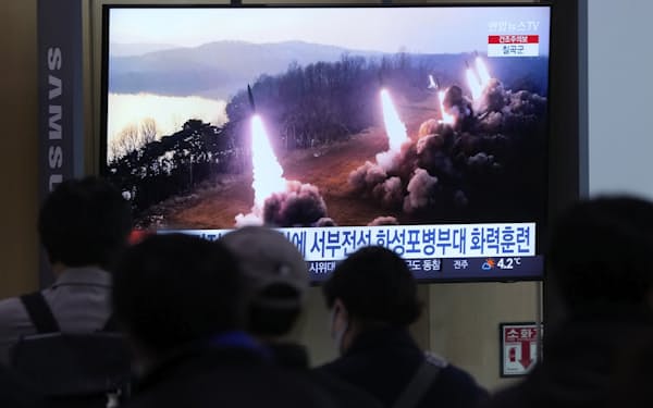 北朝鮮のミサイル発射を伝える韓国のテレビ番組（10日）＝ＡＰ