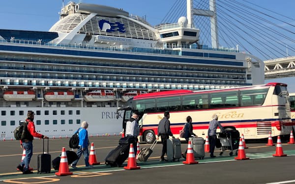ダイヤモンド・プリンセスが寄港し、下船した観光客らがシャトルバスに乗り込んだ（10日、横浜市）