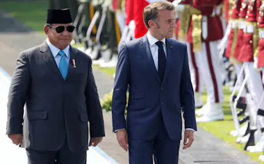 マクロン仏大統領㊨は2025年5月にインドネシアを訪問し、プラボウォ大統領と会談した=ロイター