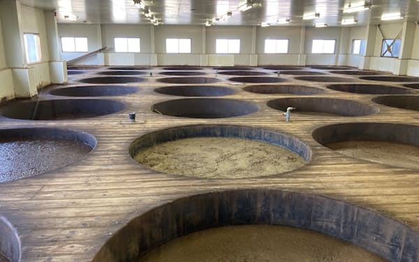 笛木醤油は今も木おけを使った伝統製法を守る（埼玉県川島町）