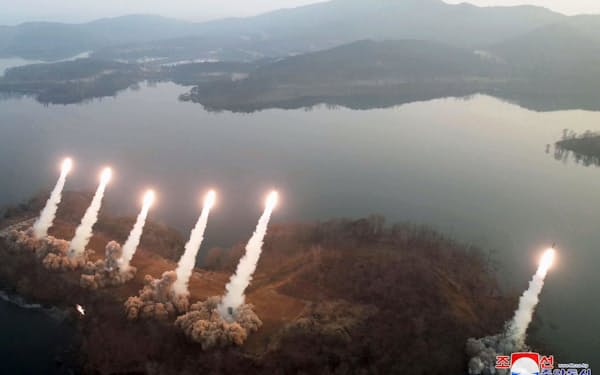 9日、北朝鮮で行われた「火星砲兵部隊」による「火力襲撃訓練」＝朝鮮通信・共同