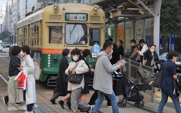 広島電鉄など公共交通機関もマスク着用の判断を乗客に任せる（10日、広島市）