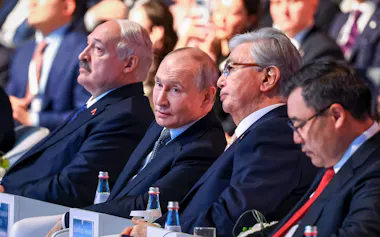カザフスタンでの首脳会議に出席したプーチン大統領(左から2人目、28日)=AP