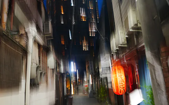 横町と呼ばれる裏路地が多く残る神楽坂。作者は「酩酊せざるを得ないのは、時代のせい」と書いた 横町と呼ばれる裏路地が多く残る神楽坂。作者は「酩酊せざるを得ないのは、時代のせい」と書いた