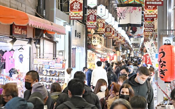 1月の家計調査によると、外食や宿泊料などの伸びが目立った（京都市内）
